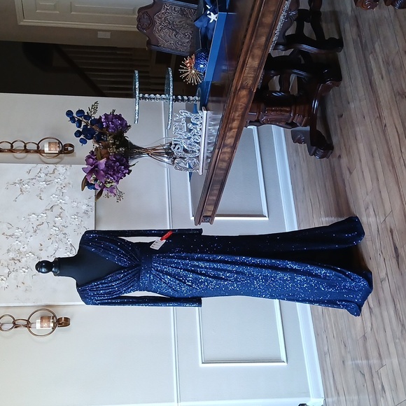 New Mac Duggal Embellished Midnight  Long Sleeves Gown. Size 4 - Picture 6 of 17